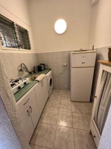 a small kitchen with a stove and a refrigerator at דירת סטודיו בכרמל הירוק in Haifa