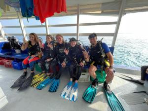 eine Gruppe von Menschen, die auf einem Boot auf Skiern sitzen in der Unterkunft Ocean Voice Beach Resort & Diving in Nolhivaranfaru