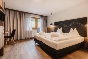 Postel nebo postele na pokoji v ubytování Hotel Neubergerhof + 37 fotografií