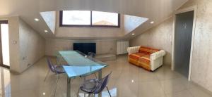 a living room with a glass table and a couch at Casa vacanze rosario in Vena Superiore