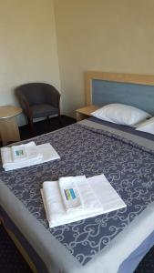 Een bed of bedden in een kamer bij Pensiunea Davidof