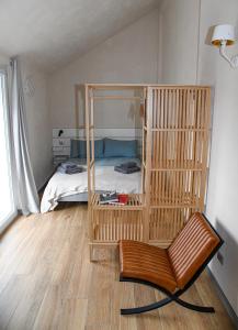 een slaapkamer met een stapelbed en een stoel bij Jupliuc CIR 0195 & CIR 0196 in Aosta