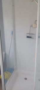 una puerta de cristal de una nevera en una habitación en Cosy House Relaxing Rooms close to all amenities 