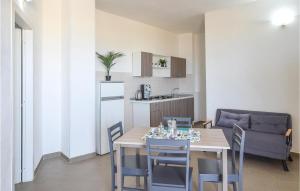cocina y comedor con mesa y sillas en Pet Friendly Apartment In Marina Di Strongoli With Wifi, en Marina di Strongoli