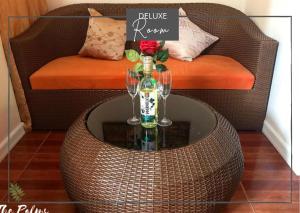 una mesa con dos copas de vino y una silla en The Palms Resort & Bar, en San Narciso