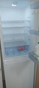 einem leeren Kühlschrank mit offener Tür in der Unterkunft Cosy House Relaxing Rooms close to all amenities 