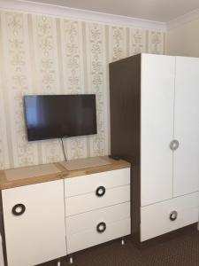 Televízia a/alebo spoločenská miestnosť v ubytovaní Villa 33 Blisko Plaży