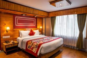 Postel nebo postele na pokoji v ubytování Mount Conifer Suites & Spa