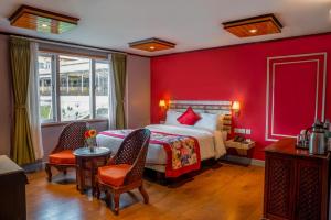 Postel nebo postele na pokoji v ubytování Mount Conifer Suites & Spa