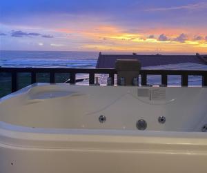Východ nebo západ slunce při pohledu z bed and breakfast nebo okolí