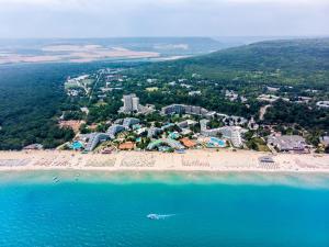 una vista aérea de la playa y del océano en Flamingo Hotel 4*, en Albena