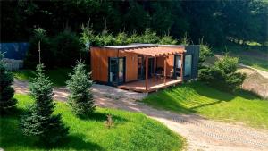 una pequeña casa de madera en una colina con árboles en Rospuda B, 