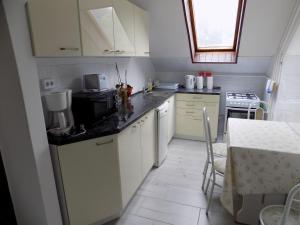Kuchyňa alebo kuchynka v ubytovaní Charlie Vendégház,emelet 8 fős,100m2-es apartman