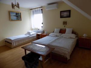 Posteľ alebo postele v izbe v ubytovaní Charlie Vendégház,emelet 8 fős,100m2-es apartman