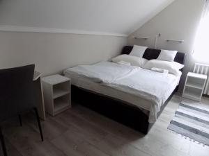 Posteľ alebo postele v izbe v ubytovaní Charlie Vendégház,emelet 8 fős,100m2-es apartman