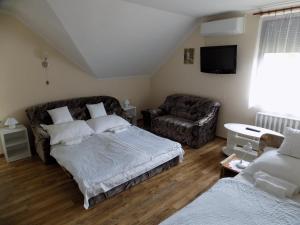 Posteľ alebo postele v izbe v ubytovaní Charlie Vendégház,emelet 8 fős,100m2-es apartman
