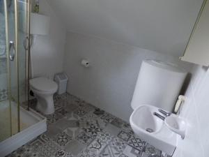 Kúpeľňa v ubytovaní Charlie Vendégház,emelet 8 fős,100m2-es apartman