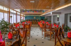 Restaurace v ubytování Mount Conifer Suites & Spa