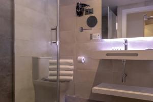 A bathroom at Woohoo Rooms Boutique Sol
