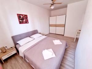 Postel nebo postele na pokoji v ubytování Apartmani MW, Crveni apartman