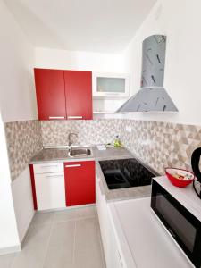 Kuchyňa alebo kuchynka v ubytovaní Apartmani MW, Crveni apartman