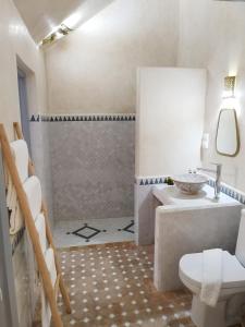 La salle de bains est pourvue d'une douche, de toilettes et d'un lavabo. dans l'établissement RIAD MAROSKO, à Essaouira