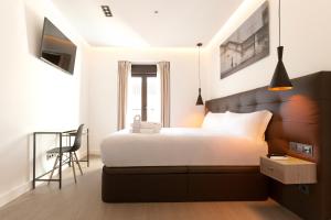 Postel nebo postele na pokoji v ubytování Woohoo Rooms Boutique Sol