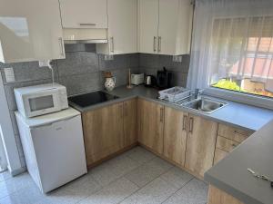Kuchyň nebo kuchyňský kout v ubytování Mandula Apartmanok