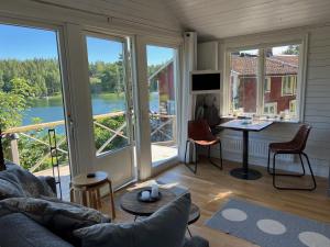 un soggiorno con divano, tavolo e finestre di Exclusive guesthouse with stunning Seaview! a Värmdö