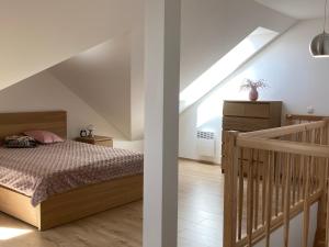 sypialnia z łóżkiem obok schodów w obiekcie Apartament Łebska Ostoja w mieście Żarnowska