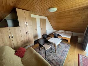 ein Wohnzimmer mit einem Sofa, Stühlen und einem Bett in der Unterkunft Mandula Apartmanok in Badacsonytomaj