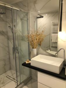 A bathroom at Longbeachvillas 2 Thesia beachfront villa