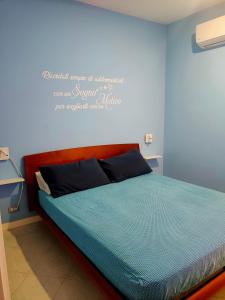 - une chambre avec un lit et un panneau mural dans l'établissement Le Note del Mare appartamento vista mare, à Roccalumera