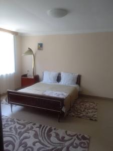 um quarto com uma cama grande e um tapete em Nino Apartement Zugdidi em Zugdidi