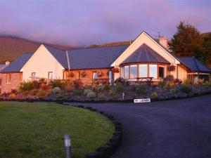 una gran casa blanca con un paisaje en Camp Junction House en Camp