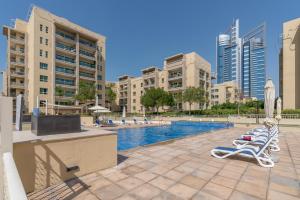 basen z leżakami i budynkami w obiekcie Easy Click - Superior Quality 1 Bed in Greens w Dubaju