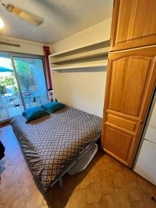 a small bedroom with a bed and a dresser at Studio climatisé avec jardin et plage à 250m in Saint-Mandrier-sur-Mer