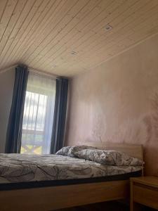 En eller flere senge i et værelse på Dom w górach + 23 billeder