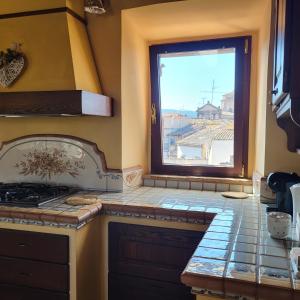 uma cozinha com fogão e uma janela com vista em Appartamento Relax al centro Alloggio turistico em Viterbo