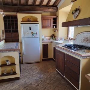 uma cozinha com um frigorífico branco e um fogão em Appartamento Relax al centro Alloggio turistico em Viterbo