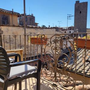 uma varanda com uma cadeira e uma cerca em Appartamento Relax al centro Alloggio turistico em Viterbo