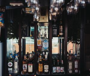 un bar con muchas botellas de alcohol a la vista en The Palms Resort & Bar, en San Narciso