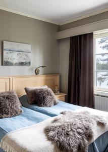 a bedroom with two beds and a window at House of Northern Senses in Ruka