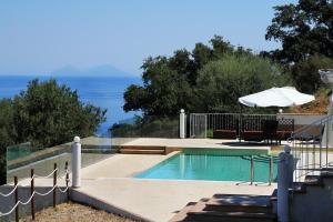 サント・ステーファノ・ディ・カマストラにあるDAMMUSO private villa with infinity pool & seaviewの海の景色を望むスイミングプール