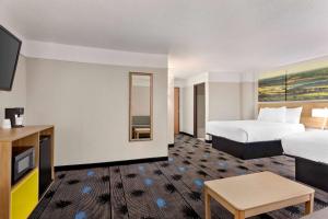 堪薩斯城的住宿－堪薩斯城國際機場戴斯酒店，酒店客房设有两张床和一台平面电视。