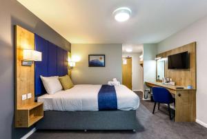 Habitación de hotel con cama y escritorio en Days Inn Warwick Northbound M40, en Warwick