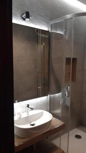 y baño con lavabo blanco y ducha. en Aparthotel Łódź 55 Piotrkowska, en Łódź