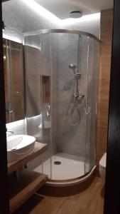 W łazience znajduje się prysznic i umywalka. w obiekcie Aparthotel Łódź 55 Piotrkowska w Łodzi