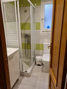 Koupelna v ubytování Habitación con baño privado- En casa familiar Beatriz