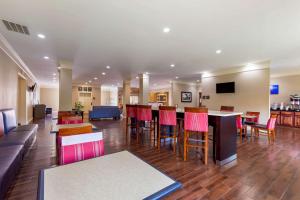 Μια τηλεόραση ή/και κέντρο ψυχαγωγίας στο Comfort Inn Huntsville Research Park